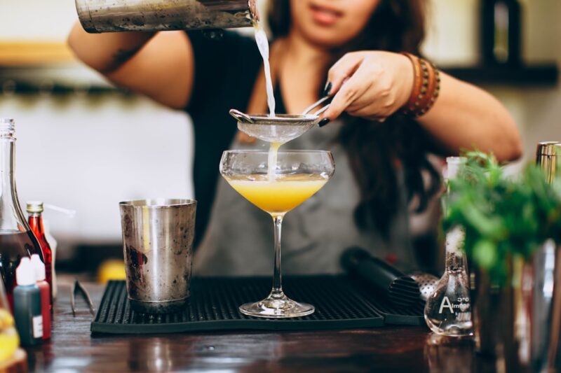 Skab Uforglemmelige Øjeblikke – Lej en Bartender til Dit Event